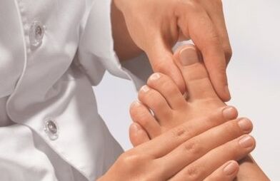 Arztprüfung mit dem Beinpilz